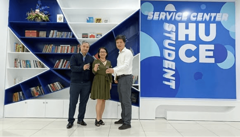 Cựu sinh viên ngành Nước (K42) tặng tủ sách cho SV