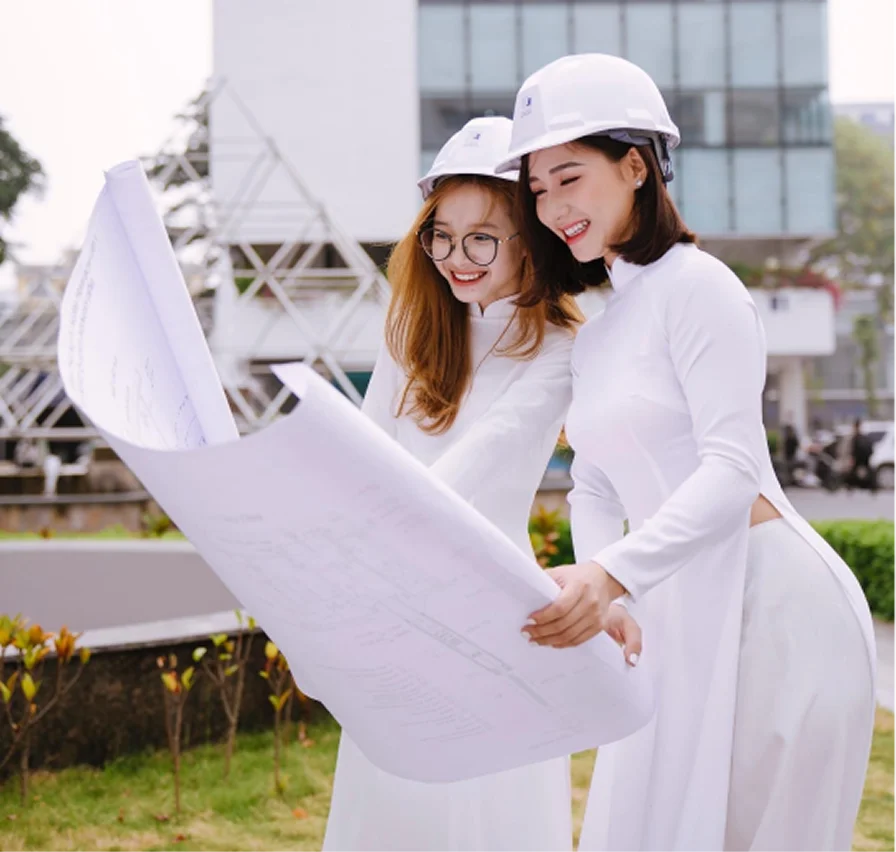 Sinh viên thực hành trong phòng thí nghiệm kỹ thuật nước